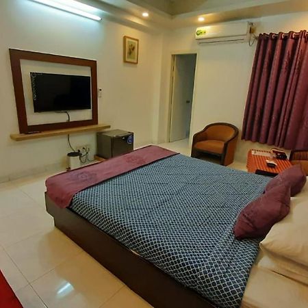 Center Point Apartment Дака Екстериор снимка