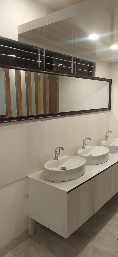 Center Point Apartment Дака Екстериор снимка
