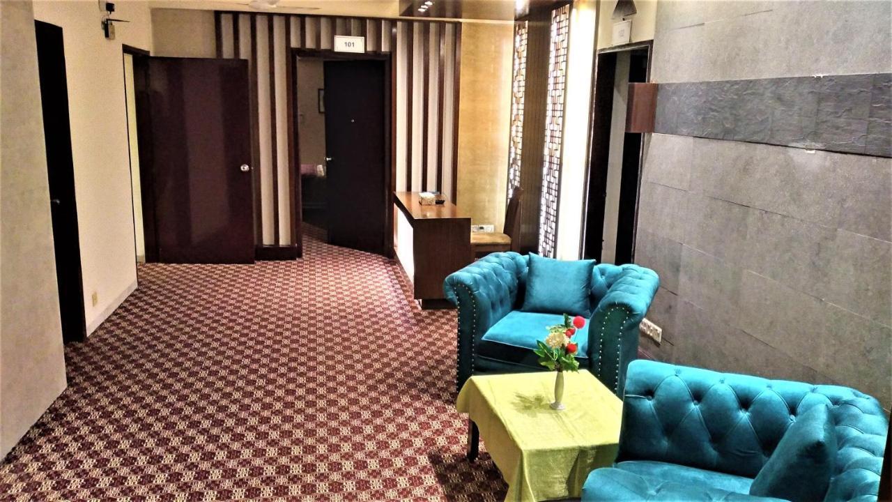 Center Point Apartment Дака Екстериор снимка