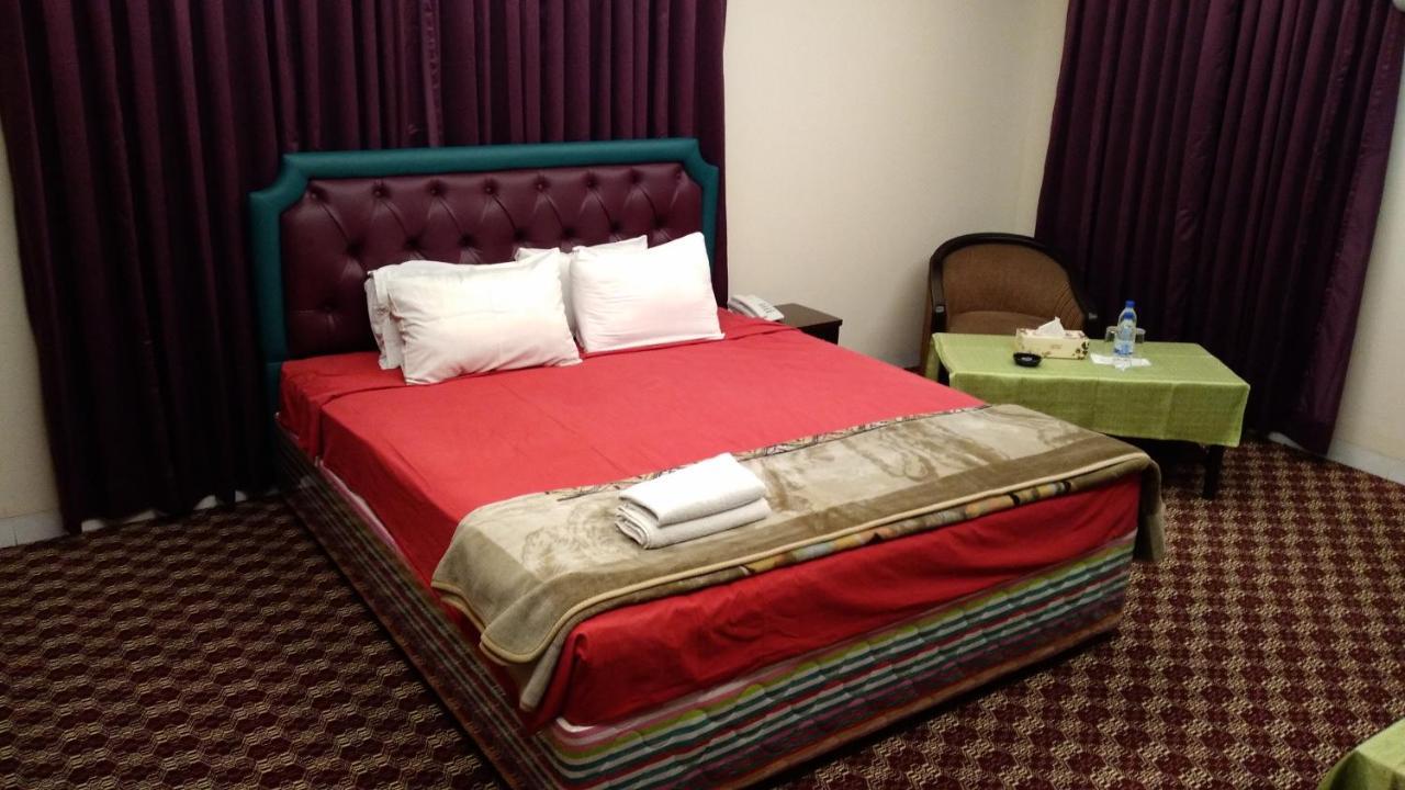 Center Point Apartment Дака Екстериор снимка