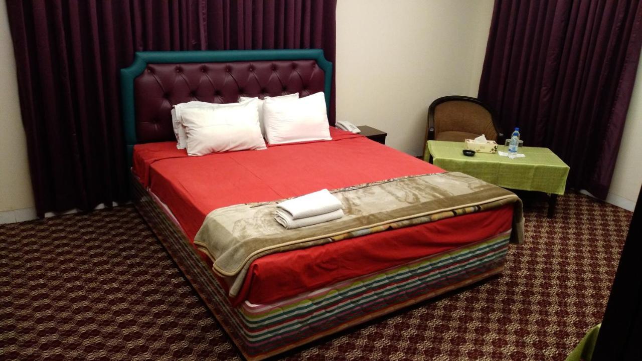 Center Point Apartment Дака Екстериор снимка